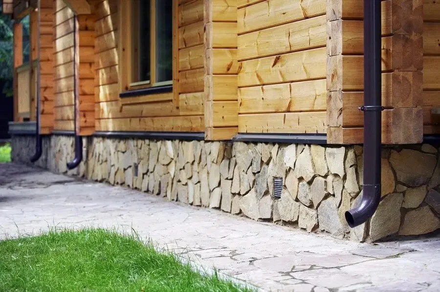 Цоколь и облицовка фундамента дома на винтовых сваях